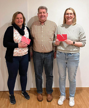 Sandra Sommerfeld und Kerstin Schramm mit SWH Vorsitzenden HaJo Walden